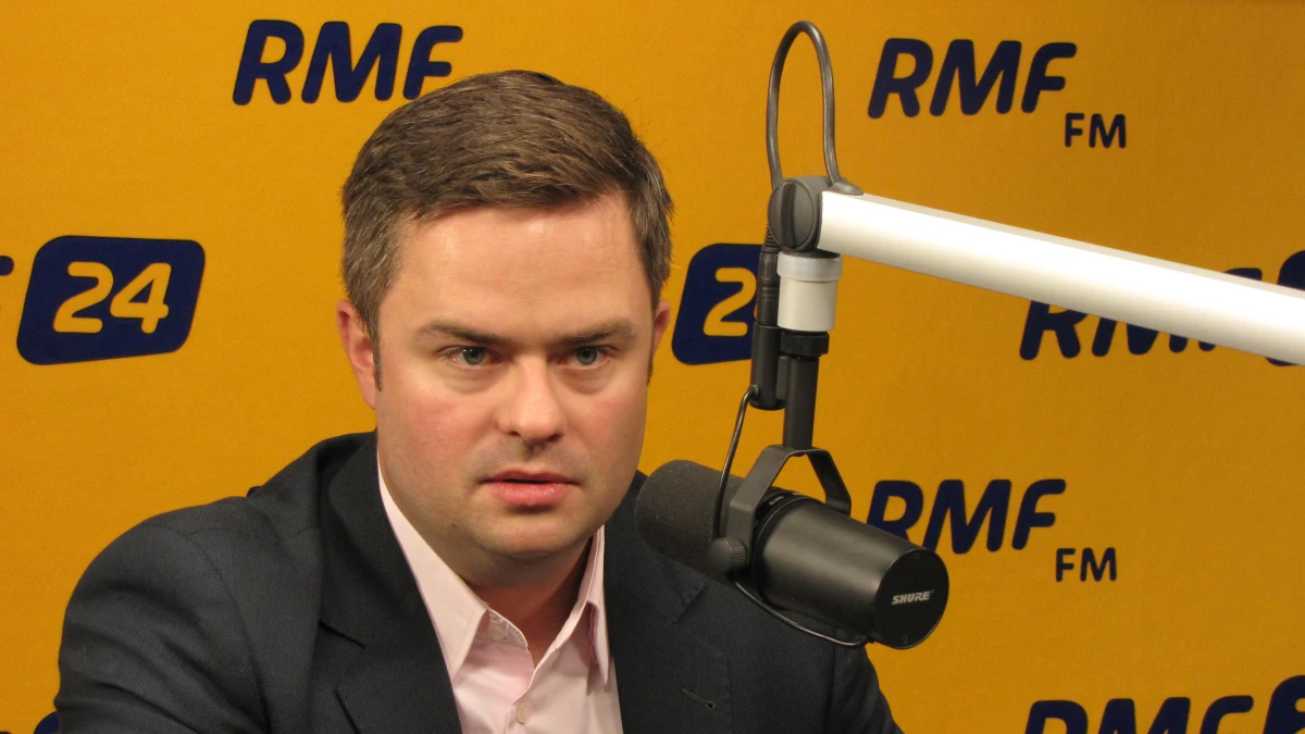 Dlaczego ludzie w PiS są tak zapatrzeni w swojego przywódcę? „Dlatego, że Polska po ‘89 roku nie miała takiego polityka. Nawet w czasach, kiedy wszyscy mówili, że się myli, historia przyznawała mu rację”- wyjaśnia Adam Hofman, odpowiadając na pytania słuchaczy RMF FM.