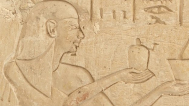 Archeolodzy poszukiwali go od lat. Wiedzieli, że istnieje - bowiem w różnych muzeach na świecie znajdowały się pochodzące z niego kamienne bloki. Mowa o grobowcu Pasera, potężnego królewskiego dostojnika, który żył w starożytnym Egipcie za panowania ostatnich Ramzesów. Nareszcie wysiłki poszukiwaczy zostały uwieńczone sukcesem. Grobowiec Pasera "odnalazł się" w Sakkarze - wspaniałej nekropolii położonej 30 km na południe od Kairu. Sakkara stanowi najstarszą część cmentarzyska w Memfis.


Egiptolodzy podkreślają, że odkrycie to ma rewolucyjne znaczenie dla wiedzy o starożytnym Egipcie. Dlaczego jest ono tak ważne? Dotąd uważano, że Memfis - stolica Egiptu w okresie tak zwanego Starego Państwa - straciło na znaczeniu po tym, jak centrum administracyjnym kraju stały się Teby. Odkrycie w Sakkarze grobowca tak ważnej osobistości, jaką był Paser - ambasador faraona i strażnik wojskowych archiwów - przeczy tej tezie. Pasera złożono w grobie około 1100 r.p.n.e., kiedy stolicą Egiptu były już Teby. Skoro jednak pochowano go w nekropolii pod Memfis, musiała ona wciąż pełnić ważną funkcję.