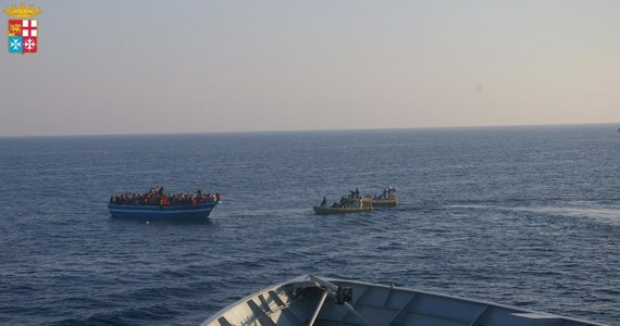Co najmniej dziesięciu nielegalnych imigrantów zginęło w Cieśninie Sycylijskiej podczas próby przedostania się do Włoch. Wstępny bilans zatonięcia łodzi z uciekinierami z Afryki podały służby ratownicze. Około 150 osób uznaje się za zaginione.