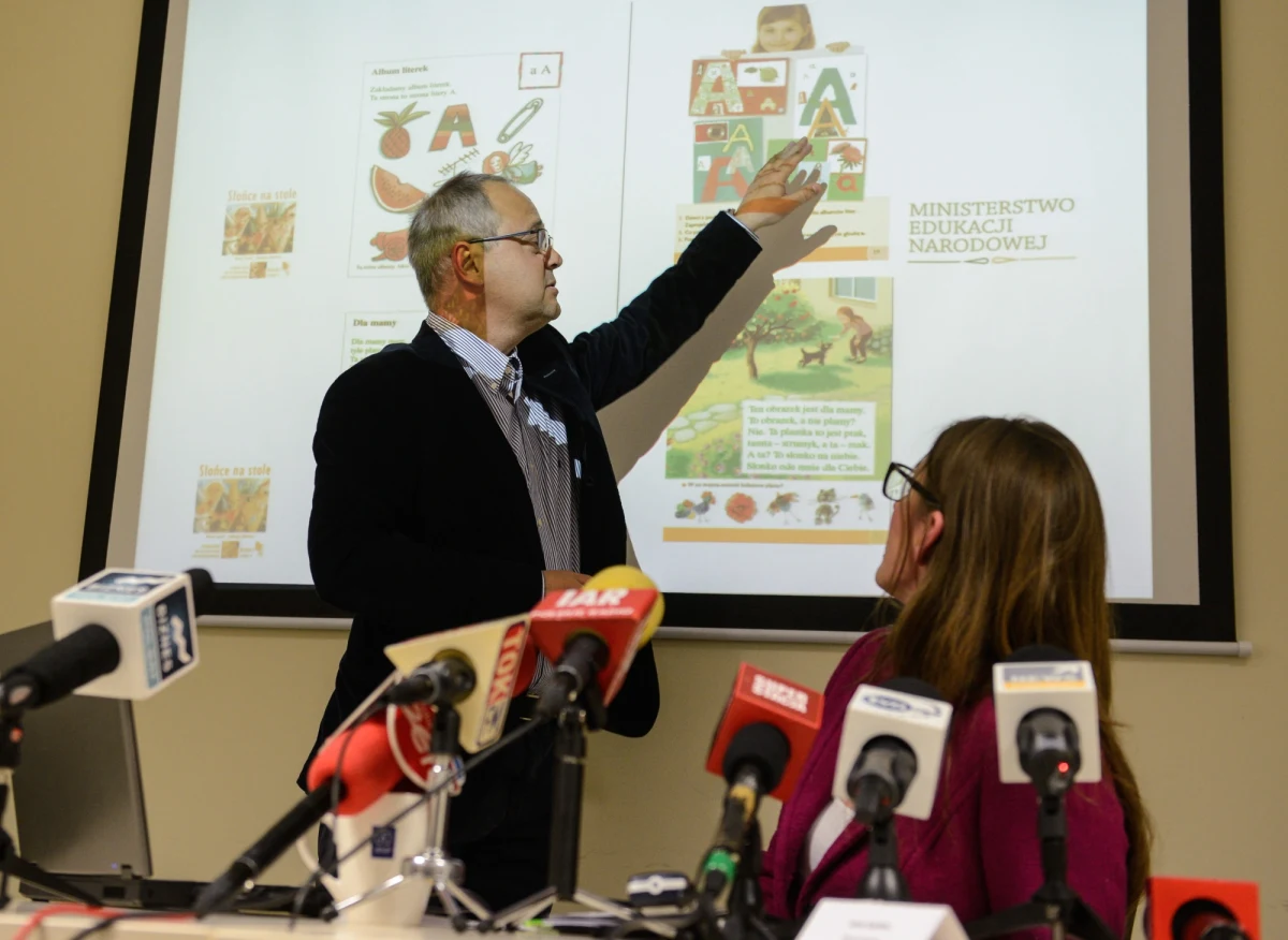 30 procent pierwszej części "Naszego elementarza" przygotowanego przez Ministerstwo Edukacji Narodowej pochodzi z podręczników Wydawnictw Szkolnych i Pedagogicznych - twierdzi prezes WSiP Jerzy Garlicki. Rzeczniczka MEN odrzuca oskarżenia o plagiat.
