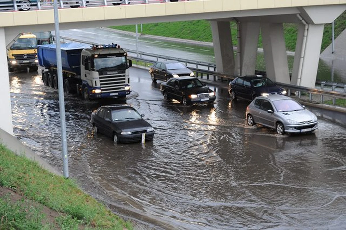 Łowcy Burz, grupa pasjonatów zajmująca się przewidywaniem pogody, przestrzegają, że w dniach 14-18 maja czekają nas bardzo silne opady deszczu. Eksperci przewidują, że może to skończyć się nawet powodzią.