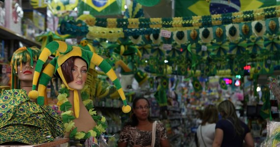Prezydent Brazylii Dilma Rousseff podpisała dekret zezwalający zatrudnionym w sektorze publicznym na krótszą pracę w dniach meczów zespołu gospodarzy w czasie piłkarskiego mundialu. Według komentatorów nowy przepis ma służyć poprawie nastrojów społecznych przed rozpoczęciem mistrzostw.