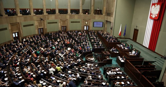 128 obecnych posłów chciałoby zamienić Sejm na Parlament Europejski. W Faktach RMF FM o poranku sprawdzimy, czy na ostatniej prostej unijnej kampanii wyborczej nie zapominają o obowiązkach, które - przynajmniej na razie - powinni pełnić w kraju. Zajrzymy też na krakowskie Planty, gdzie stanęła "brama poparcia" dla zimowych igrzysk pod Wawelem. Ile osób już przez nią przeszło i czy równie łatwo jest powiedzieć "nie" - odpowiedź usłyszycie w porannych Faktach!