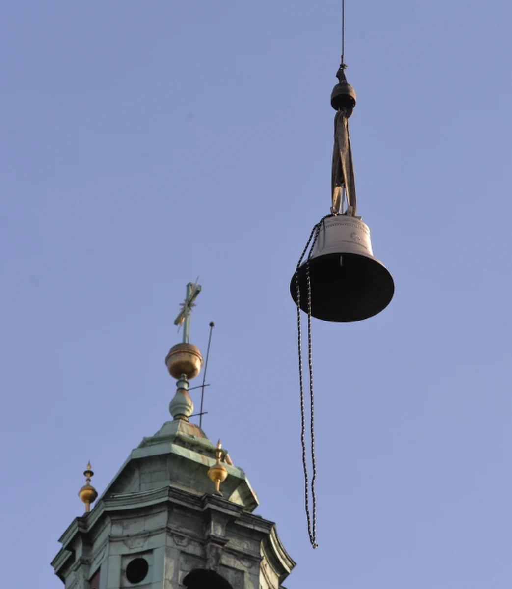 Dzwon "Jan Paweł II" został zawieszony w Wieży Srebrnych Dzwonów Katedry na Wawelu. Po raz pierwszy dzwon zabije 18 maja - w rocznicę urodzin Karola Wojtyły. 