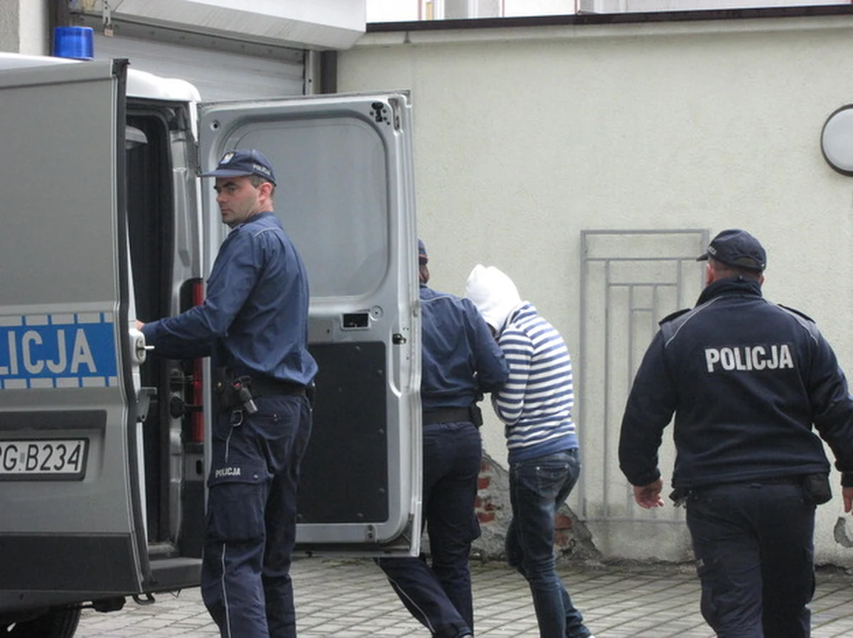 Odnalazł się znachor z Nowego Sącza, który miał leczyć sześciomiesięczną Madzię zagłodzoną przez rodziców. Mężczyzna wrócił do swojego domu - ustalił reporter RMF FM Maciej Pałahicki. Matka Madzi, która została aresztowana, swoimi zeznaniami obciążyła uzdrowiciela. Mężczyzna nie trafił jednak do aresztu.