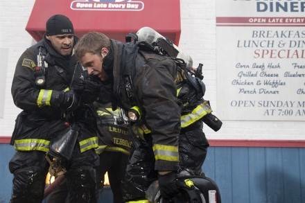 Zdjęcie ilustracyjne Chicago Fire odcinek 17 "Zaostrzenie sytuacji"