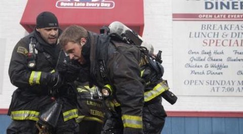 Zdjęcie ilustracyjne Chicago Fire odcinek 17 "Zaostrzenie sytuacji"