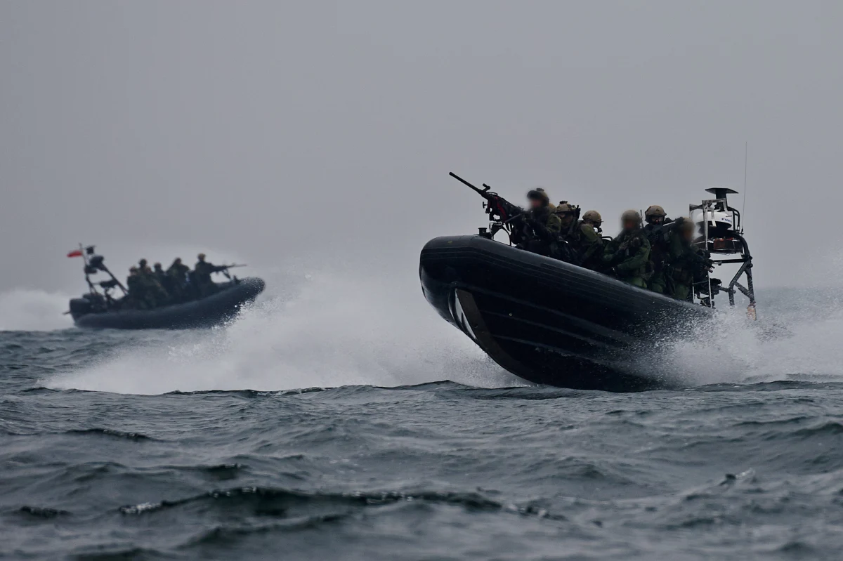 Kilkanaście okrętów, śmigłowce, samoloty i obserwatorzy z 18 państw biorą udział w ćwiczeniach wojskowych organizowanych przez NATO na Zatoce Gdańskiej. Główna faza ćwiczeń zacznie się jutro. Kulminacją będzie zaplanowana na przyszły tydzień symulacja zderzenia dwóch okrętów. 