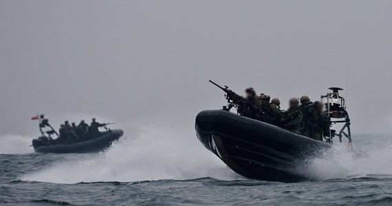 Kilkanaście okrętów, śmigłowce, samoloty i obserwatorzy z 18 państw biorą udział w ćwiczeniach wojskowych organizowanych przez NATO na Zatoce Gdańskiej. Główna faza ćwiczeń zacznie się jutro. Kulminacją będzie zaplanowana na przyszły tydzień symulacja zderzenia dwóch okrętów. 