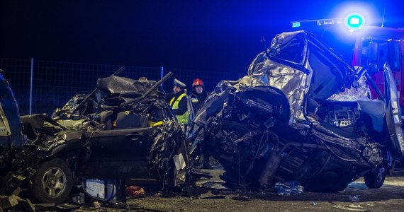 ​Ministerstwo Zdrowia dziesięć dni po tragicznym karambolu na S8 w Kowiesach w Łódzkiem, wciąż uchyla się od oceny akcji ratunkowej. Zginęły wtedy trzy osoby, a kilkanaście zostało rannych. Błędy w czasie akcji wytykają eksperci, z którymi rozmawiali posłowie podczas posiedzenia komisji zdrowia. 