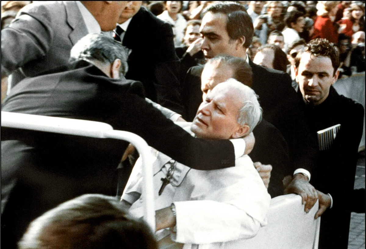 IPN opublikował decyzję o umorzeniu śledztwa w sprawie zamachu na Jana Pawła II w maju 1981 r. Dokument liczy 230 stron. Postępowanie, które toczyło się w katowickim oddziale instytutu przez osiem lat, zamknięto przed kilkoma dniami. 