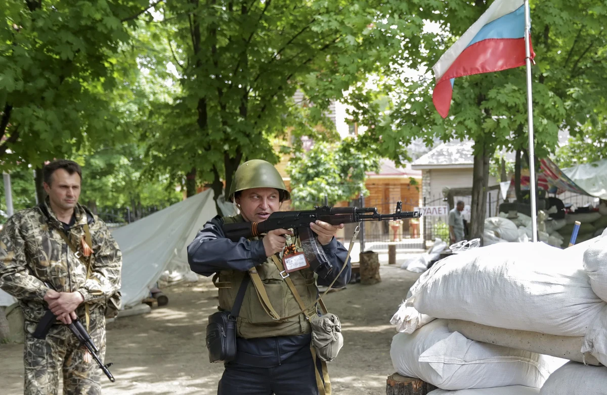 Sześciu ukraińskich  żołnierzy zostało zabitych, a ośmiu rannych w starciu z prorosyjskimi bojownikami w okolicach Kramatorska w obwodzie donieckim na wschodzie kraju. Według Ministerstwa Obrony Ukrainy "uzbrojeni przeciwnicy władz Ukrainy dokonali napadu na kolumnę ukraińskich wojsk w rejonie słowiańskim". 