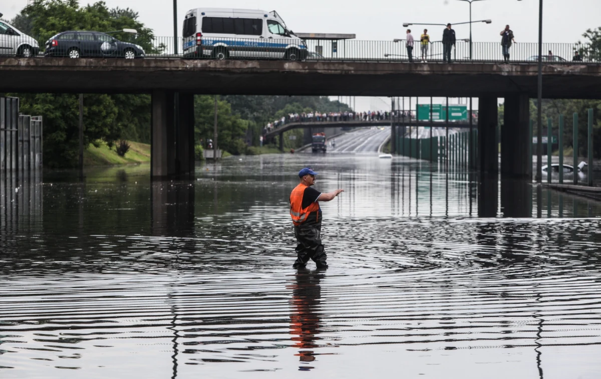 Od rana w środę będzie bardzo mocno padać. Najwięcej deszczu pojawi się na południowym-wschodzie kraju. Intensywne opady możliwe są przez kolejne 36-48 godzin. Najgorzej będzie na Podkarpaciu, w Małopolsce, na Śląsku i Lubelszczyźnie. Możliwe są lokalne podtopienia. 