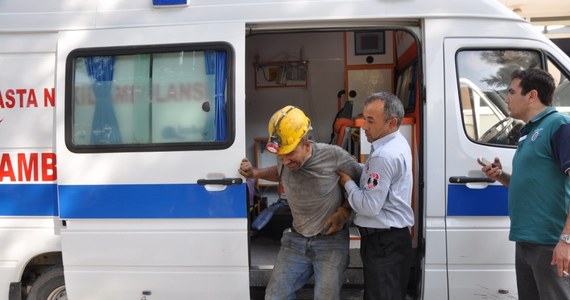 Co najmniej czterech górników zginęło, a 16 zostało rannych wskutek spowodowanego wybuchem zawału w kopalni węgla w prowincji Manisa na zachodzie Turcji - poinformowały lokalne władze. Pod ziemią uwięzionych może być co najmniej 200 górników. Wcześniej władze lokalne informowały o 20 ofiarach śmiertelnych, ok. 30 rannych i 400 zaginionych.