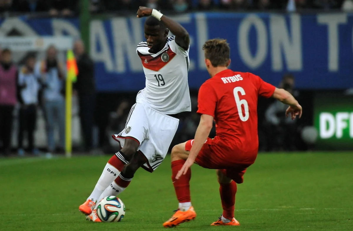 Reprezentacja Polski bezbramkowo zremisowała z Niemcami w rozegranym w Hamburgu meczu towarzyskim. We wtorkowym spotkaniu Adam Nawałka i Joachim Loew sprawdzali zawodników z szerokiego składu. W obu drużynach brakowało największych gwiazd. 