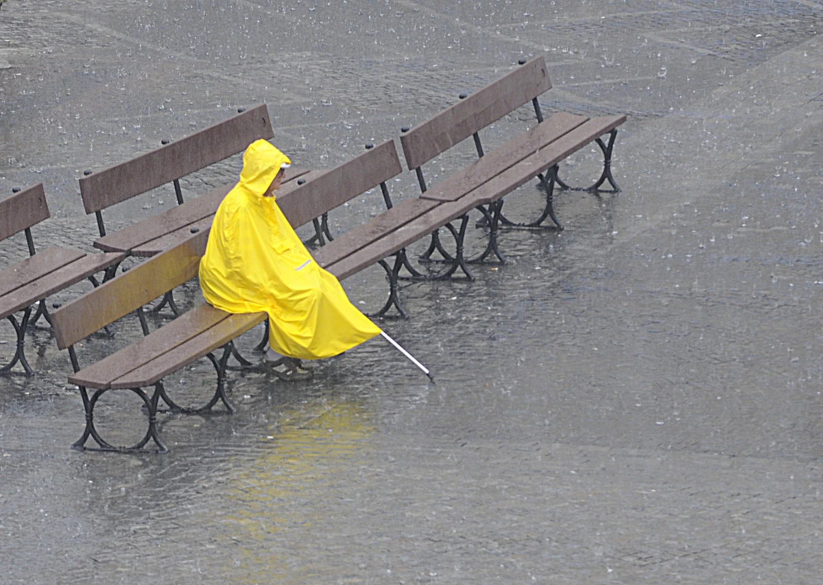 Przed nami pochmurne i deszczowe dni. Najgorzej będzie na południu i południowym wschodzie kraju - na Podkarpaciu, w Małopolsce, na Śląsku i Lubelszczyźnie. Intensywne opady możliwe są przez kolejne 36-48 godzin. Instytut Meteorologii i Gospodarki Wodnej ostrzega przed możliwymi podtopieniami.