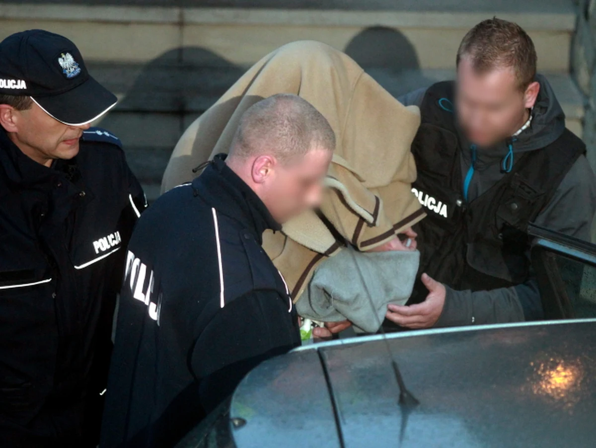 Co najmniej trzy zarzuty - m.in. sprawstwa kierowniczego do nieumyślnego spowodowania śmierci i świadczenia usług medycznych bez uprawnień - ma dzisiaj usłyszeć znachor z Nowego Sącza - ujawniają reporterzy RMF FM. Marek H. miał opracować pseudoterapię 6-miesięcznej Magdy z Brzeznej. Dziewczynka zmarła z głodu. 