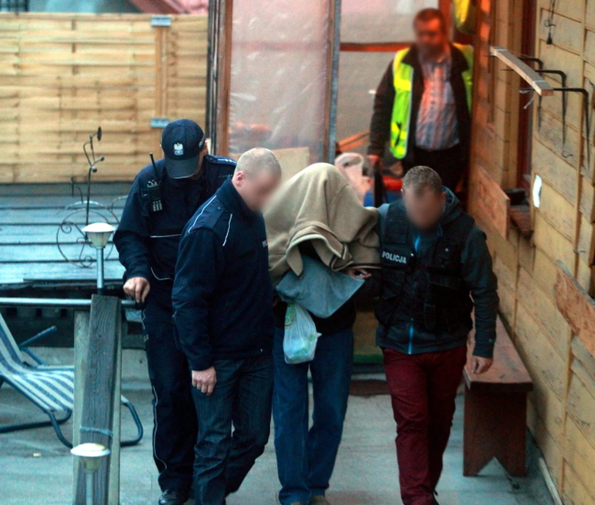 Zarzut sprawstwa kierowniczego usłyszał znachor z Nowego Sącza. Mężczyzna rano został doprowadzony do prokuratury. Marek H. miał opracować pseudoterapię 6-miesięcznej Magdy z Brzeznej. Dziewczynka zmarła z głodu.