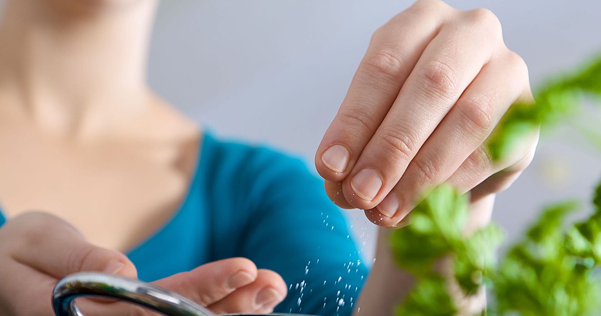 Objawy nadmiaru soli zauważysz na rękach. Szkodzi nerkom i tętnicom