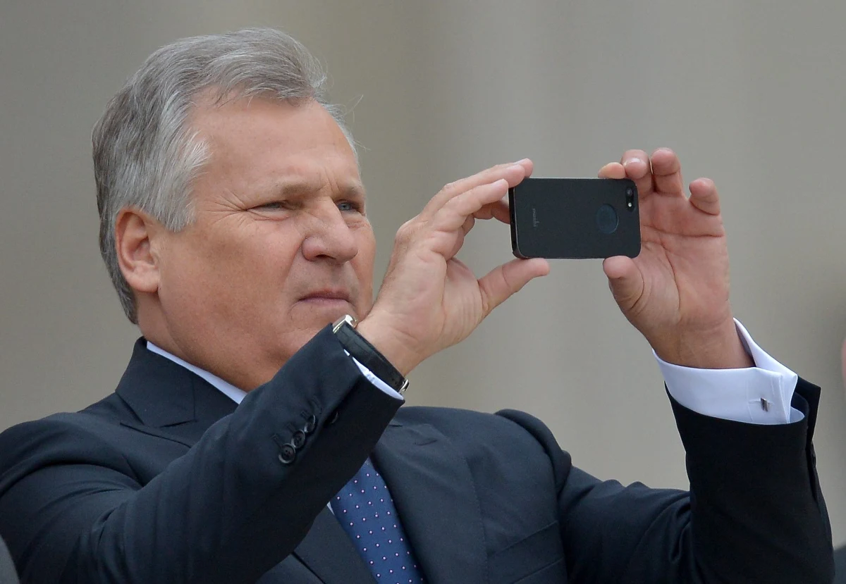 Aleksander Kwaśniewski potwierdza, że jest w radzie doradców ukraińskiego koncernu gazowego. Informację tę ujawnił amerykański portal Buzzfeed pisząc, że były prezydent Polski zasiada w tej radzie m. in. razem z synem wiceprezydenta USA Joe Bidena. 