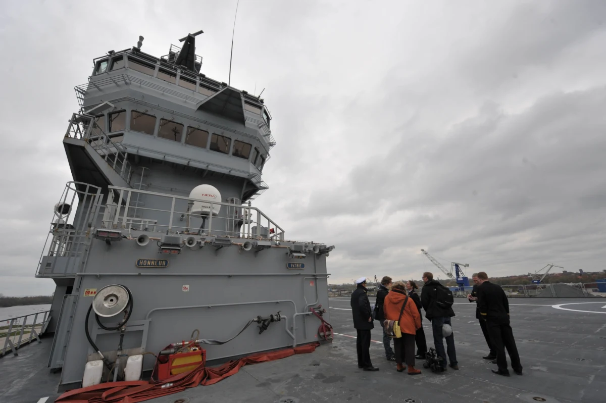 Spory sprzeciw budzą francuskie plany wysłania okrętów wojennych typu Mistral do Rosji. Paryż nie chce zerwać kontraktu z Moskwą mimo unijnych i amerykańskich sankcji. Postawę Francji krytykują takie państwa jak USA, Wielka Brytania, Polska i kraje bałtyckie - ustaliła nasza korespondentka w Brukseli Katarzyna Szymańska-Borginon. 