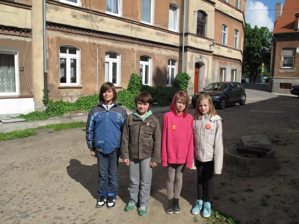 W Gnieźnie powstaje Muzeum Swojego Podwórka. Tworzą je dzieci pod okiem pracowników Muzeum Pierwszych Piastów na Lednicy. Siedzibą muzeum jest opuszczone i zaniedbane mieszkanie w suterenie. Z piecem kaflowym w rogu i oknem z widokiem na podwórko. O jego wyposażenie zadba szóstka dzieci z kamienicy (wśród nich Wiktoria, Weronika i Kacper) oraz mieszkający w bloku Maurycy, który będzie rzecznikiem akcji, czyli będzie zachęcał dzieci ze swojej okolicy i szkoły by być może zrobiły podobną rzecz.