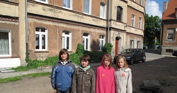 W Gnieźnie powstaje Muzeum Swojego Podwórka. Tworzą je dzieci pod okiem pracowników Muzeum Pierwszych Piastów na Lednicy. Siedzibą muzeum jest opuszczone i zaniedbane mieszkanie w suterenie. Z piecem kaflowym w rogu i oknem z widokiem na podwórko. O jego wyposażenie zadba szóstka dzieci z kamienicy (wśród nich Wiktoria, Weronika i Kacper) oraz mieszkający w bloku Maurycy, który będzie rzecznikiem akcji, czyli będzie zachęcał dzieci ze swojej okolicy i szkoły by być może zrobiły podobną rzecz.