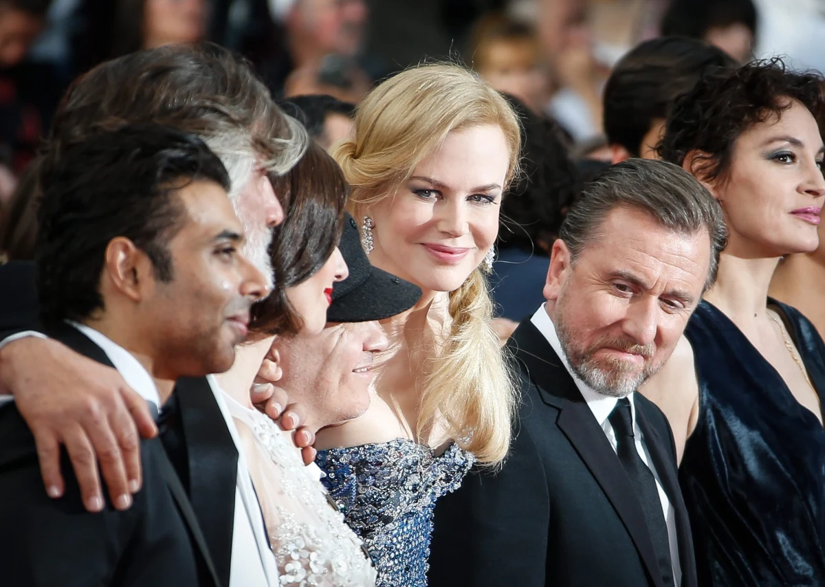 Francusko-włoska aktorka Chiara Mastroianni i meksykański reżyser Alfonso Cuaron otworzyli w  wieczorem 67. festiwal w Cannes, witając gości po francusku, włosku, angielsku i hiszpańsku. Podczas ceremonii otwarcia pokazano film "Grace, księżna Monako". 