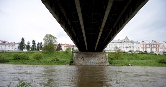 260 strażaków ściągniętych z całego kraju pomoże kolegom na południu Polski w miejscach najbardziej zagrożonych ewentualną powodzią. Będą umacniać wały w okolicach Sandomierza. Najbardziej pracochłonne będzie podnoszenie o pół metra wału w rejonie miejscowości Koćmierzów koło Sandomierza. 