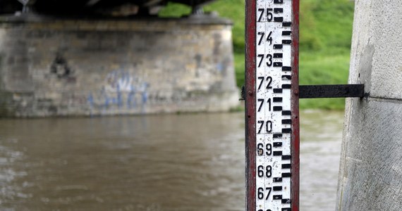 Przez całą noc najmocniej padało w Małopolsce. Stany ostrzegawcze przekroczone są na kilku rzekach w województwach: małopolskim, świętokrzyskim i śląskim. Jak prognozują synoptycy, miejscami w ciągu doby na metr kwadratowy spadnie około 60 litrów wody.