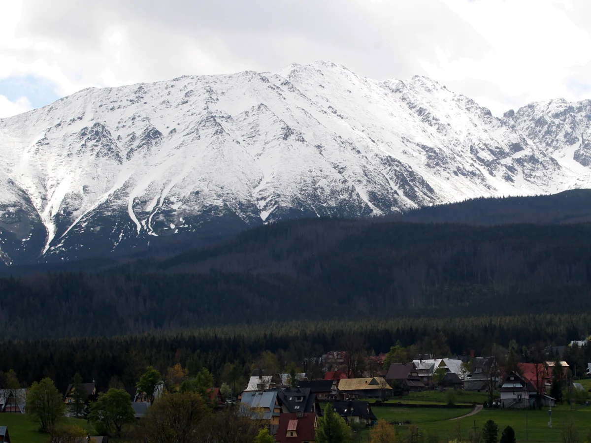 Dwa razy w ciągu jednego dnia ratownicy TOPR zmieniali stopień zagrożenia lawinowego w Tatrach. Jeszcze w czwartek rano ostrzegali przed "dwójką" a po kilku godzinach ogłosili lawinową "trójkę". W górach w środę spadło ponad 80 cm śniegu, a od rana w czwartek kolejnych kilkadziesiąt. Wiał też bardzo silny wiatr, który odkładał śnieg w zagłębieniach terenu.W dolinach problemem są wezbrane potoki.