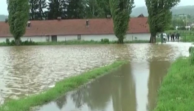 Powodzie szaleją w Serbii. Intensywne opady, które od kilku dni nękają Bałkany, sprowadziły kataklizm przewidywany przez synoptyków. W ciągu 40 godzin w Belgradzie spadło tyle deszczu, ile zwykle pada tam w ciągu dwóch miesięcy! W całej Serbii wprowadzono nadzwyczajne środki mające usprawnić walkę z żywiołem. Dziś i jutro szkoły będą zamknięte.


Setki ludzi zostało ewakuowanych z domów. Pojawiły się też doniesienia o pierwszej ofierze śmiertelnej. Na przedmieściach Belgradu utonęła kobieta, która wcześniej zrezygnowała z możliwości ewakuacji.


Poziom rzek niebezpiecznie podniósł się też w Bośni. W Sarajewie podtopienia spowodowały przerwy w dostawach energii.


Niż Yvette, zlokalizowany nad Bałkanami, wpływa też na pogodę w Polsce.