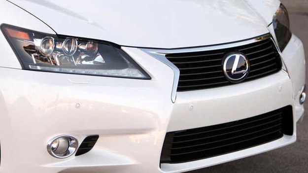 Oferowany od 2012 r. GS to już czwarta generacja modelu, który zadebiutował w 1993 r. Kolejne pojawiały się w 1998 i 2005 r. Stylistykę najnowszego wcielenia limuzyny  Lexusa jej twórcy określają jako "władczą".