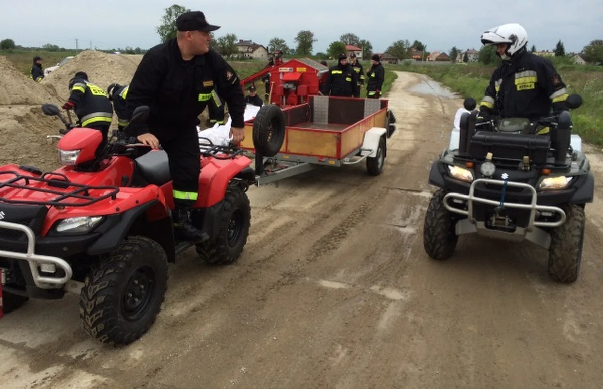 Na Podhalu ponad 13 tys. gospodarstw jest pozbawionych prądu. To wina bardzo silnego wiatru i deszczu, który podmywa korzenie drzew. W związku z intensywnymi opadami strażacy na Podhalu interweniowali ponad sto razy. IMGW uspokaja, że nie grozi nam powódź tylko lokalne podtopienia.