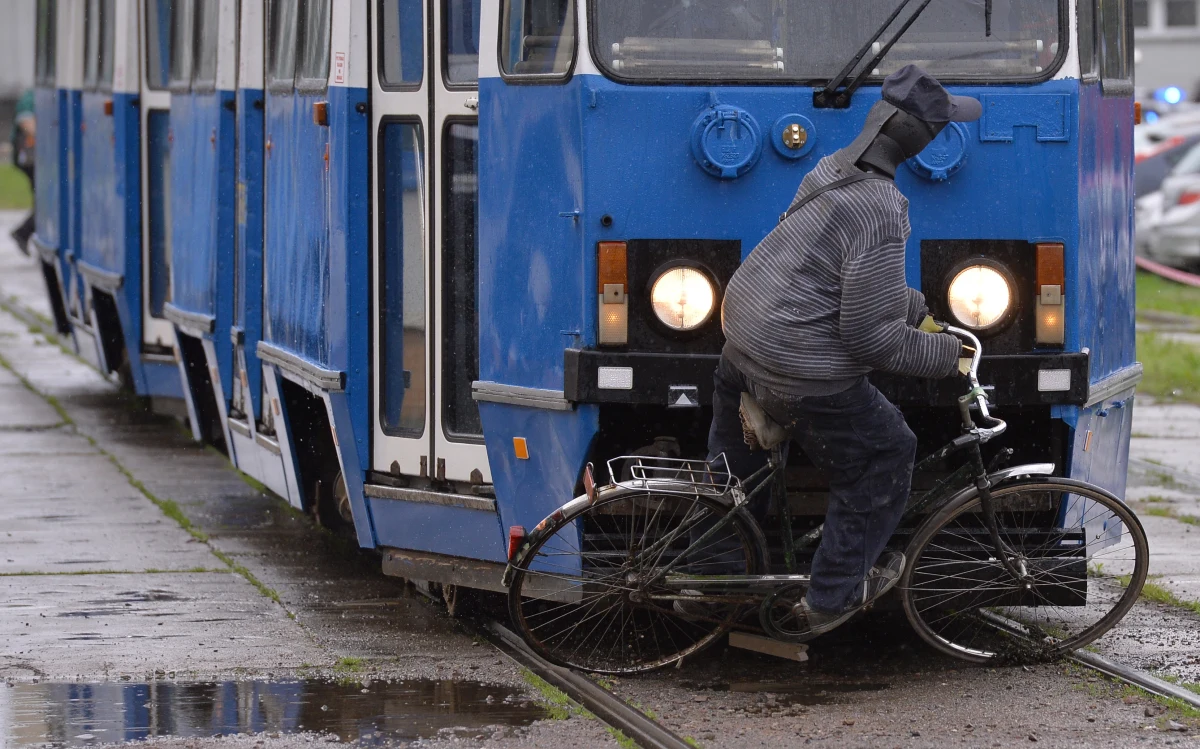 Symulację zderzenia rowerzysty z tramwajem przeprowadziło krakowskie MPK. Pod koniec marca na ulicy Karmelickiej mężczyzna wyprzedający tramwaj przewrócił się przed wagonem. Tylko dzięki refleksowi motorniczego rowerzyście nic się nie stało. 