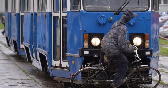 Symulację zderzenia rowerzysty z tramwajem przeprowadziło krakowskie MPK. Pod koniec marca na ulicy Karmelickiej mężczyzna wyprzedający tramwaj przewrócił się przed wagonem. Tylko dzięki refleksowi motorniczego rowerzyście nic się nie stało. 