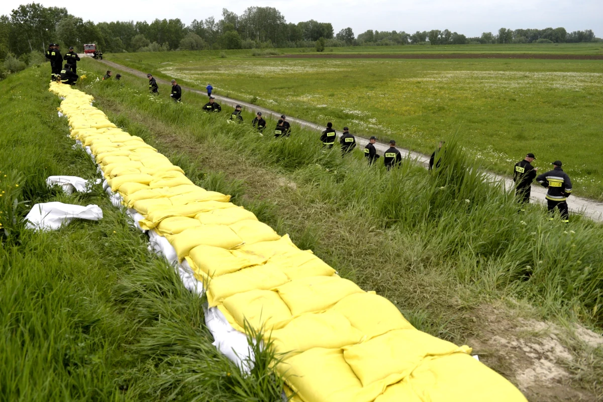 "Polska powinna podwoić pojemność zbiorników retencyjnych" - mówi hydrolog, profesor Czesław Szczegielniak w rozmowie z reporterem RMF FM Tomaszem Skorym. "Mimo, że zbiorniki powstają, to wciąż nie jesteśmy wystarczająco przygotowani na wielkie opady. Poza tym Polacy chętnie budują się na terenach zalewowych" - dodaje. 