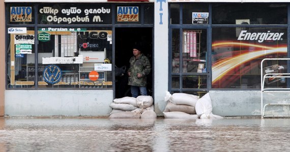 Informacje o ogromnych ulewach i powodziach nadeszły z Serbii oraz Bośni i Hercegowiny. Co najmniej pięć osób zginęło, setki ludzi musiały uciekać z zagrożonych domów, woda odcięła od świata całe miejscowości. 