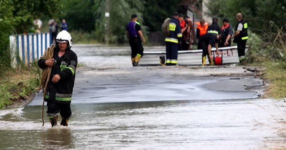 Czerwony kolor ostrzeżenia na mapie IMGW budzi niepokój - trzeci stopień zagrożenia, prognozowana wysokość opadów do 100 mm w powiatach: tatrzańskim, nowotarskim i suskim. Za oknem mojego mieszkania pod Krakowem stalowo szare niebo i stukające nieprzerwanie od kilkunastu godzin krople deszczu. O poranku w Faktach na pewno raporty naszych reporterów z południa Polski. Sprawdzimy jak minie niespokojna noc i czy jutro o poranku będziemy mogli zapomnieć o Zimnej Zośce 2014.