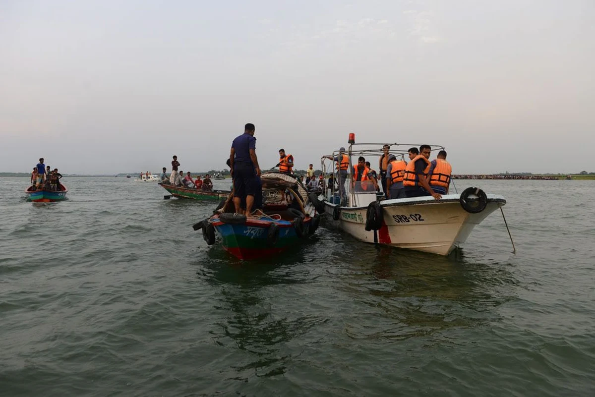 Co najmniej 12 osób zginęło wskutek zatonięcia promu z około 200 osobami na pokładzie na rzece Meghna koło Dhaki, stolicy Bangladeszu. Według nurków biorących udział w akcji ratunkowej we wraku jest kilkadziesiąt ciał. 