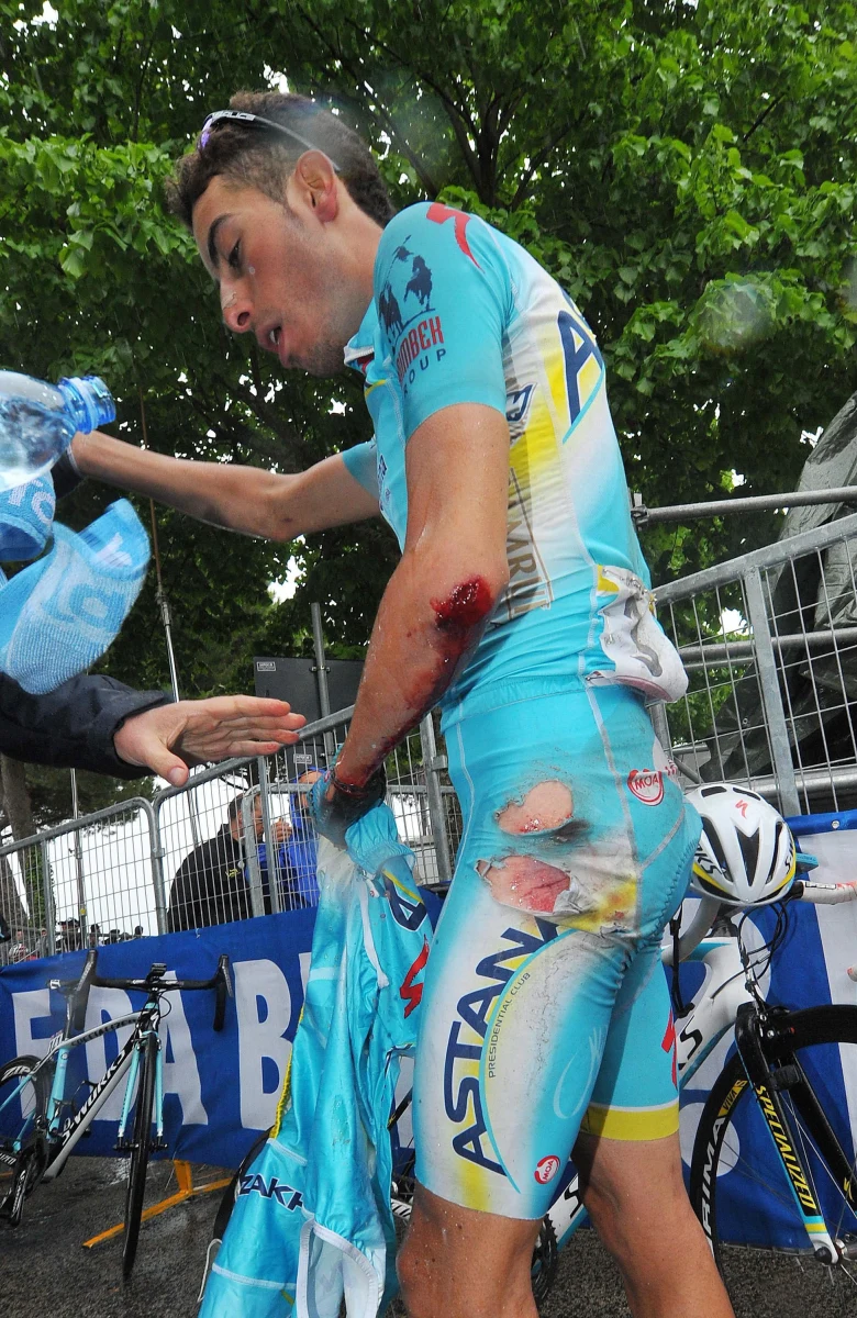 Gigantyczna kraksa kilkanaście kilometrów przed metą przesądziła o losach szóstego etapu kolarskiego wyścigu Giro D'Italia, z metą na Monte Cassino. Polacy radzili sobie w czwartek ze zmiennym szczęściem. 