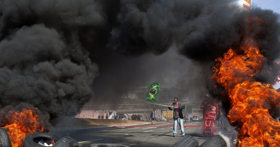 Tysiące Brazylijczyków wyszło na ulice największych miast w kraju, aby wyrazić swój sprzeciw wobec wydatków na organizację, rozpoczynających się za niecały miesiąc, piłkarskich mistrzostw świata. Najliczniejsza demonstracja odbyła się w Sao Paulo. 