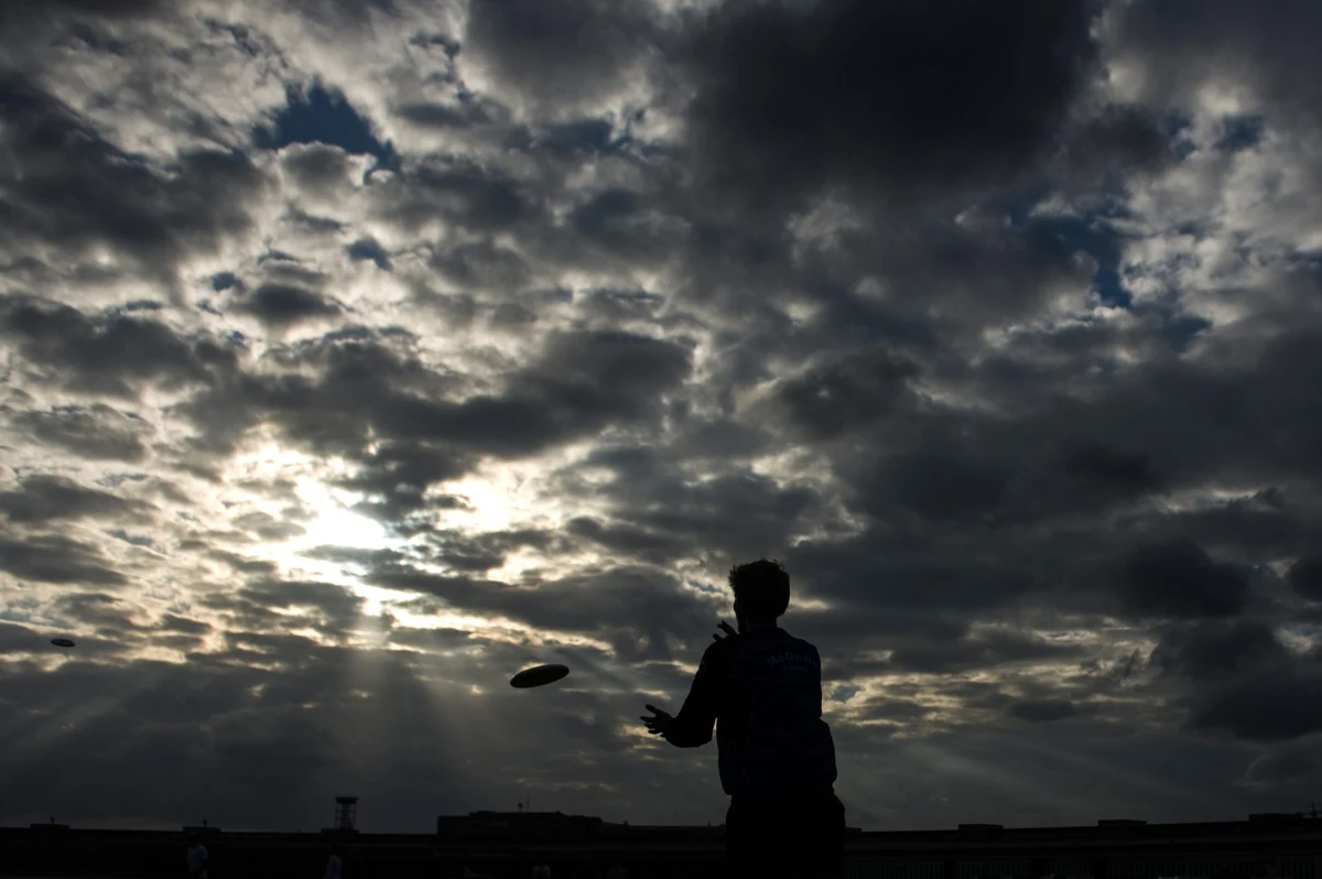 W piątek w centrum, na południu i na wschodzie nadal będzie bardzo intensywnie padać. W sobotę deszcz prognozujemy w całej Polsce; na Podlasiu i na południu będzie burzowo. W niedzielę nastąpi ocieplenie i delikatna poprawa pogody. Od poniedziałku na niebie wreszcie zaświeci słońce, a na termometrach zobaczymy do 27 stopni Celsjusza.