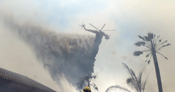 Łagodniejszy wiatr umożliwia amerykańskim strażakom walkę z dziewięcioma pożarami rozprzestrzeniającymi się w hrabstwie San Diego w Kalifornii - poinformowały służby ratownicze. Wcześniej działania straży pożarnej utrudniał silny wiatr. Z okolic miasta San Marcos ewakuowano kilkadziesiąt tysięcy osób. 