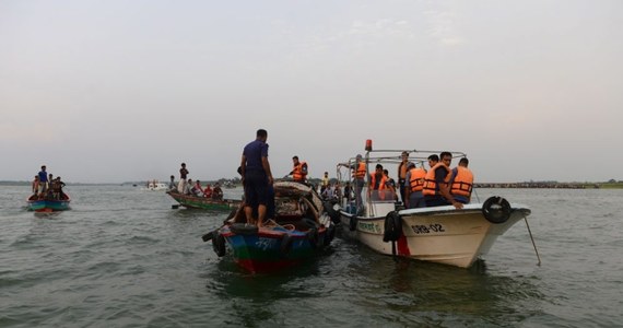 Co najmniej 28 osób zginęły po tym, jak wczoraj zatonął prom na rzece Meghna koło stolicy Bangladeszu, Dhaki. Co najmniej 100 osób uznaje się za zaginione. Poprzedni bilans mówił o 22 ofiarach śmiertelnych. Szanse na znalezienie kolejnych ocalałych z wypadku zmalały do zera - poinformowały miejscowe władze.