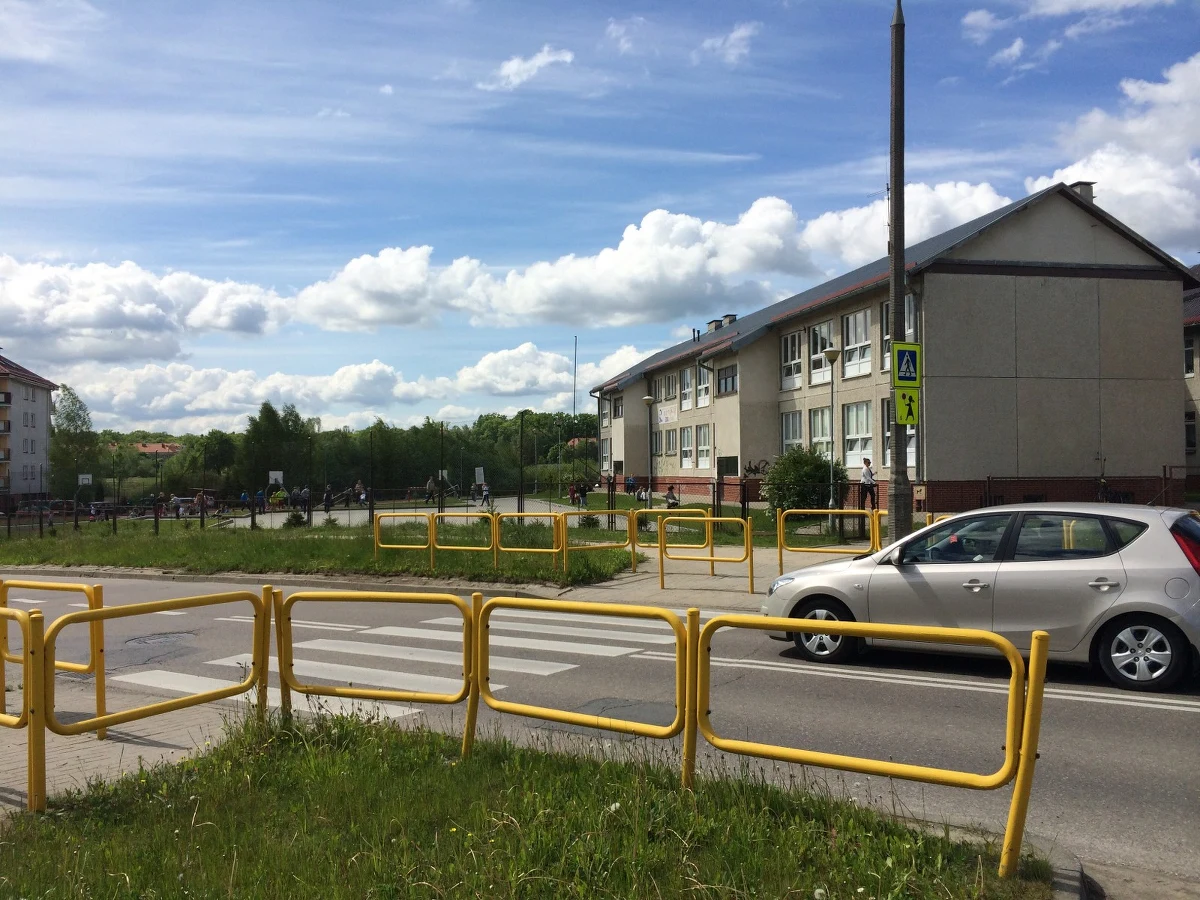 Na ulicy Iwaszkiewicza w Olsztynie powinny zostać zamontowane progi spowalniające - alarmuje dyrekcja Szkoły Podstawowej nr 29. Jak do tej pory niestety bezskutecznie. Dlatego w ten sprawie interweniuje dzisiaj reporter RMF FM Piotr Bułakowski.