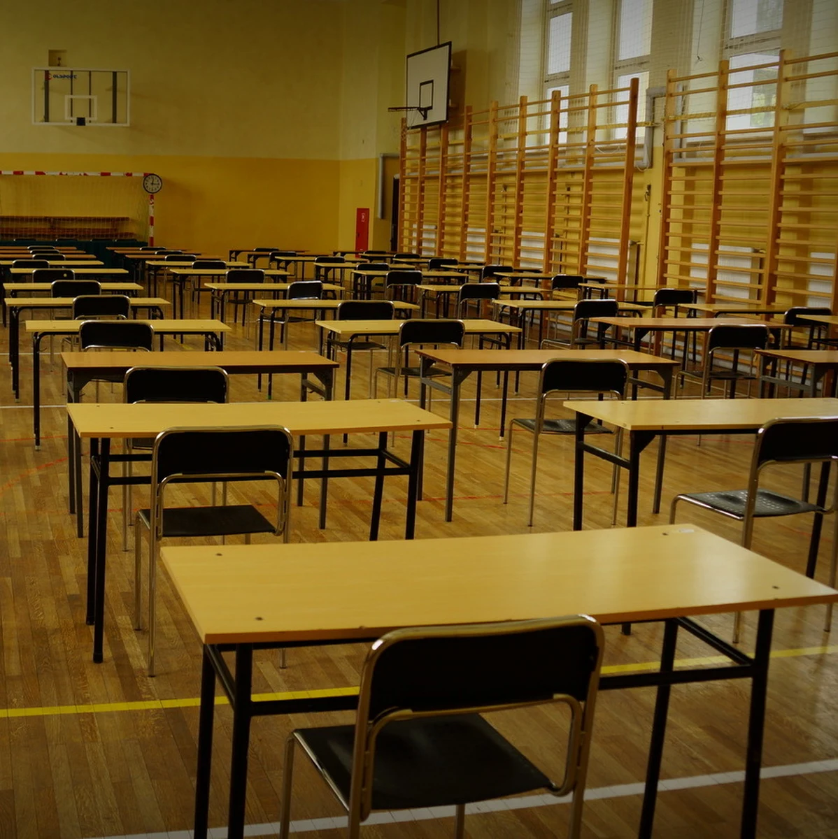 31 tysięcy maturzystów, czyli 9 procent wszystkich zdających, przystąpiło dziś do egzaminu z chemii. Większość z nich, aż 22 tysiące, zdecydowała się zdawać egzamin na poziomie rozszerzonym. Maturzyści, z którymi po egzaminie rozmawiał reporter RMF FM Adam Górczewski, mieli mieszane uczucia. Po południu na RMF 24 opublikujemy arkusze i propozycje odpowiedzi opracowane przez ekspertów!