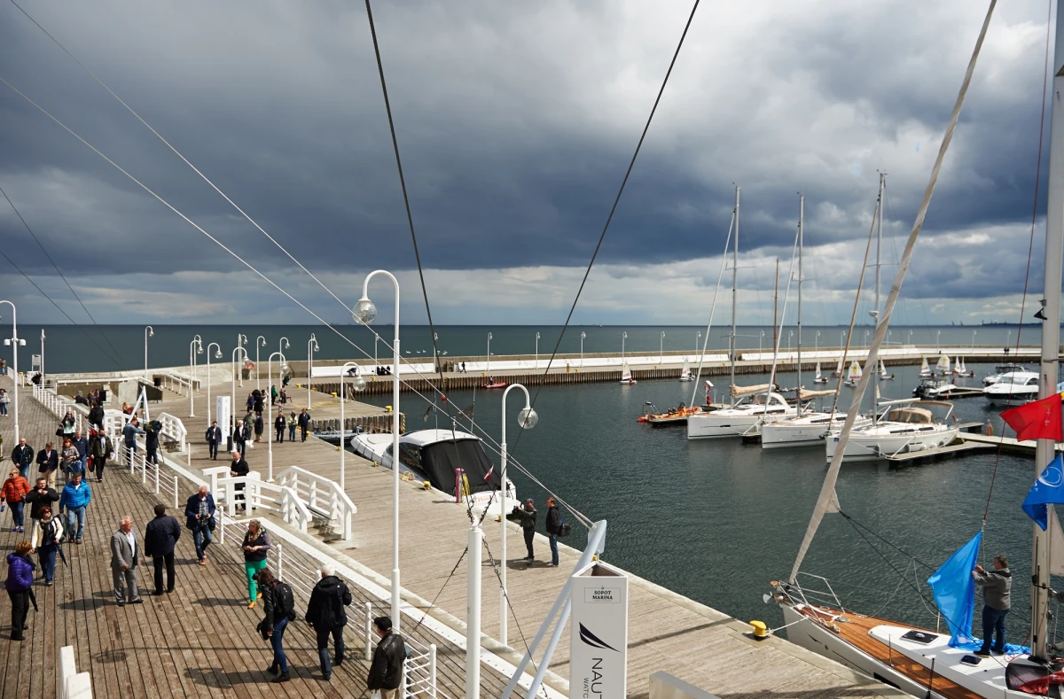 Intensywne opady deszczu prognozują w sobotę synoptycy. Niestety padać będzie znowu głównie na południu Polski. W niedzielę sytuacja poprawi się na wschodzie kraju. Tam zza chmur będzie przedzierać się słońce. Ale mieszkańcy południa i zachodu muszą przygotować się na dalszy ciąg fatalnej pogody. W poniedziałek wreszcie będzie spokojnie, słonecznie i ciepło.