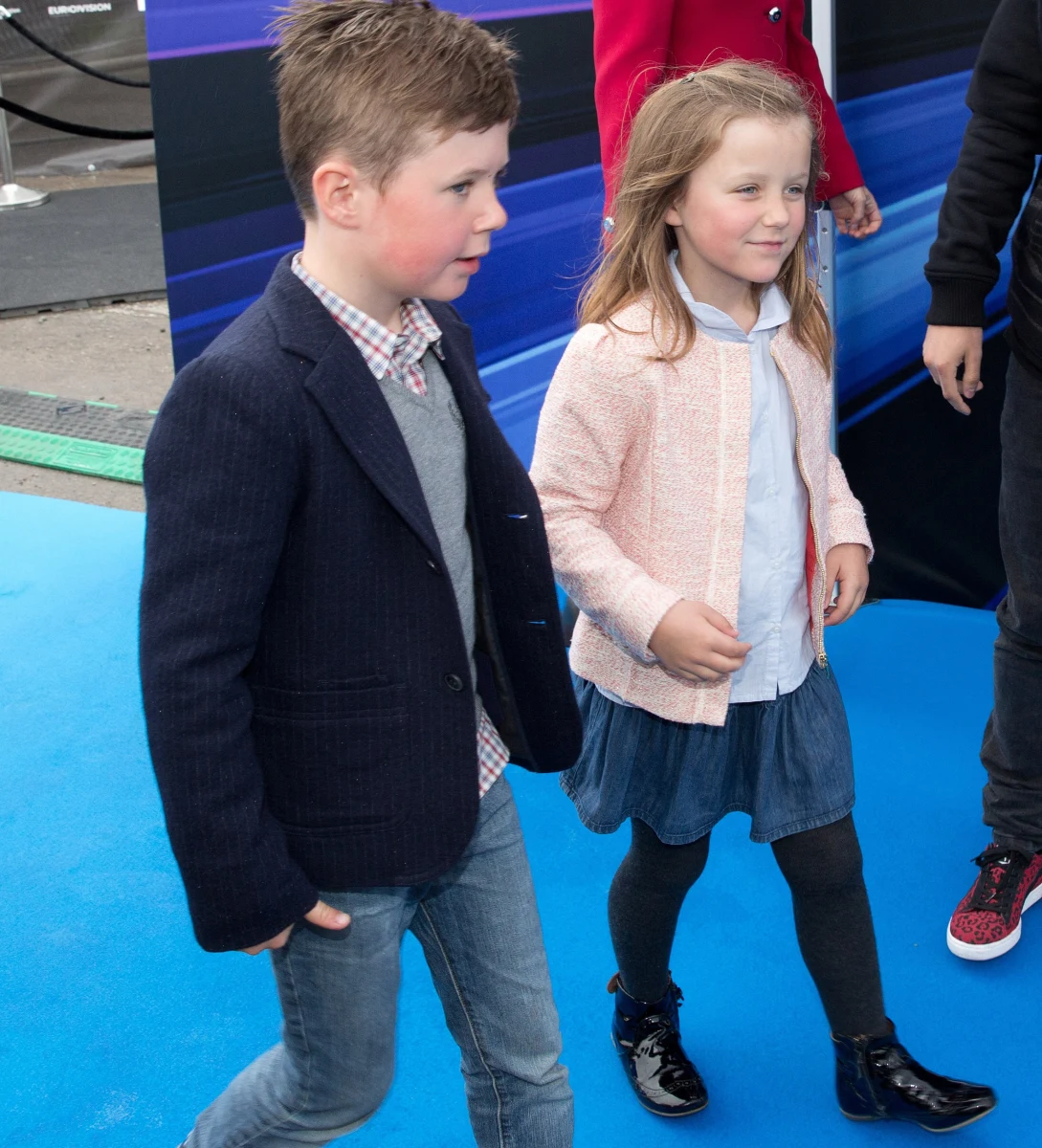 Najstarsi z rodzeństwa mają najczęściej najbardziej konserwatywne poglądy - przekonują psycholodzy z Uniwersytetu Katolickiego w Mediolanie. Wyniki ich najnowszych badań potwierdzają kontrowersyjną tezę formułowaną już od lat 20-tych minionego wieku. Pisze o nich w najnowszym numerze czasopismo " Personality and Individual Differences".