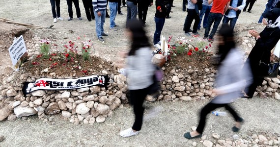 Turecka policja rozproszyła za pomocą gazu łzawiącego i działek wodnych 10-tysięczną demonstrację w Somie na zachodzie kraju. Jej uczestnicy obwiniali rząd o wtorkową katastrofę w miejscowej kopalni węgla brunatnego, w której zginęło ok. 300 górników.